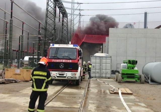 Schauplatz Umspannwerk St. Peter am Hart. 17  Feuerwehren aus dem Bezirk und aus Bayern waren am 29. Mai beim Löscheinsatz in St. Peter. Ein Trafo begann bei der Inbetriebnahme zu brennen, es entstand eine gewaltige Rauchwolke sowie erheblicher Sachschaden.