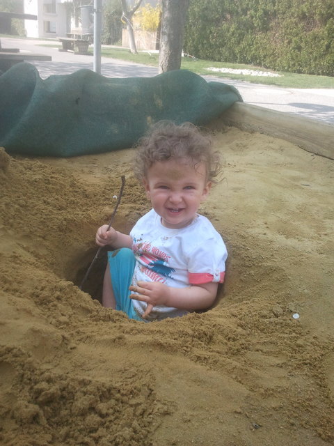 Mein Sohn Damien (1) spielt diesen Frühling am Liebsten in der Sandkiste.