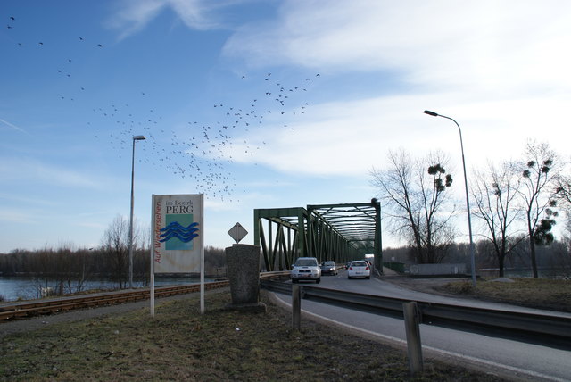 Im Bereich Donaubrücke Mauthausen wurde das Schiff gegen eine Brückenpfeiler gedrückt. | Foto: BezirksRundschau/Öhlinger