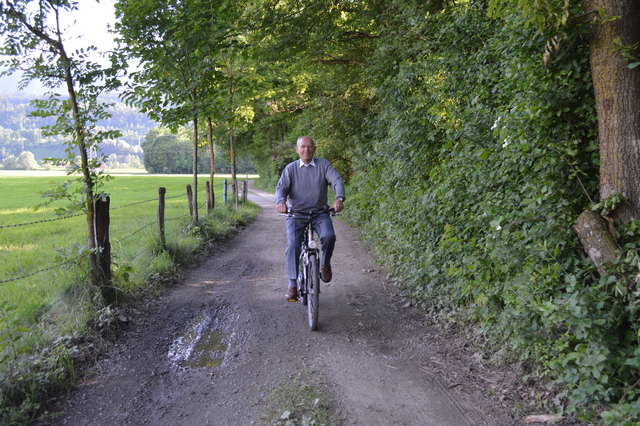 Jeden Tag fährt Toni Keschbaumer den Weg von Neuolsach nach Olsach-Süd mit dem Fahrrad