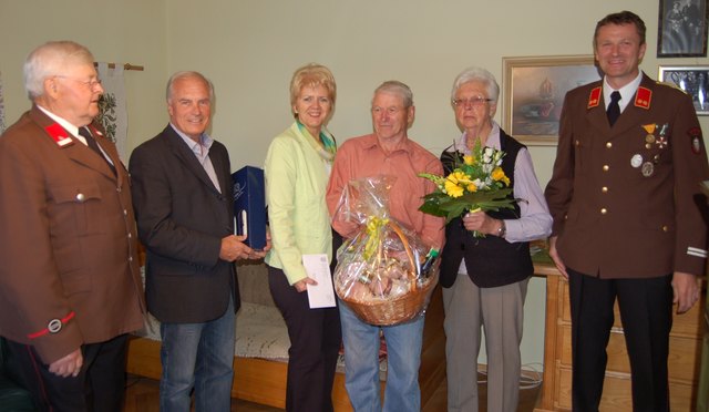 Eine Abordnung  der FF Tanzelsdorf und Vizebgm. Maria Kögl und GR Josef Moser stellten sich beim Jubilar mit einem Präsent ein!