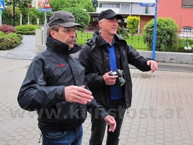 Unternehmer Erich Wolf (links) und Künstler Hans Kupelwieser überwachten das Aufstellen des großen Exponates.