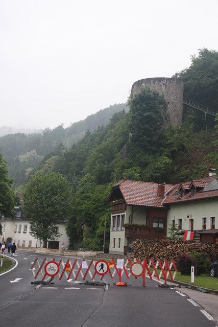 Im Frühjahr 2013 donnerten Teile des 500 Jahre alten Mautturms auf die Geleise der Donauuferbahn in Sarmingstein. Die B3 war für den gesamten Verkehr gesperrt.