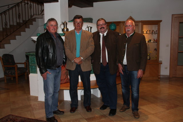 Der neue Vorstand des Landeskrippenverbandes Salzburg. v.l. Freimanner Ludwig Kassier, Herbert Skalicky Schriftführer, Günther Hopfgartner Landesobmann, Peter Fischer Landesobmann Stv.