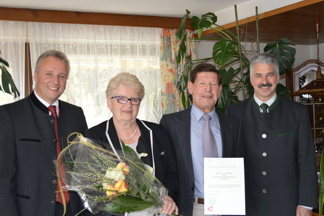 „Wurde ebenfalls noch von Pepi Reiter getraut“ … Bgm. Stefan Weirather (l.) und BH Dr. Raimund Waldner (r.) gratulierten Imsts Standesbeamten i. R., Pepi Reiter, und Gattin Ingrid zur goldenen Hochzeit.