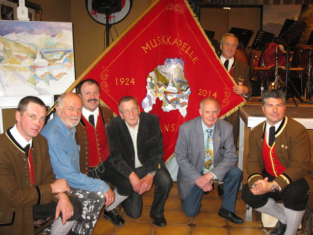 Fähnrich Leo Krismer, Künstler Walter Resch, Obmann Stefan Prantauer, Künstler Otmar Kröll, Alt-Bgm. Alois Kolp in dessen Besitz das Originalbild ist, Franz Traxl, Kapellmeister Harald Bonelli mit der neuen Fahne.