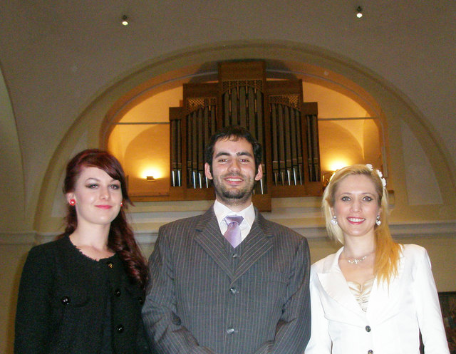 Orgel-Solist András Lakner-Bognár mit seinen Registrantinnen entlockte der Gersdorfer Orgel imposante Töne.
