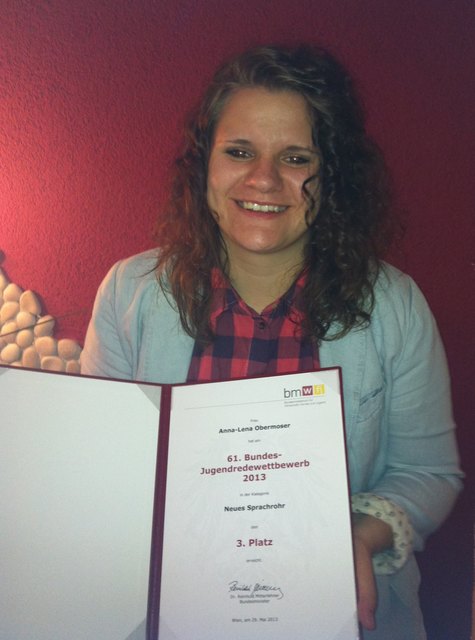 Poetry Slammerin Anna-Lena Obermoser mit ihrer Siegerurkunde beim Bundesfinale in Wien.                        Foto: HBLW Saalfelden