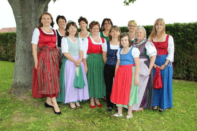 Beim Trachtennähkurs in Jennersdorf schneiderten sich die Teilnehmerinnen ihre Dirndlkleider selbst.