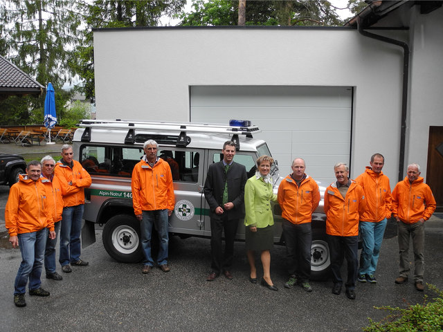 Eine Abordnung der Bergrettung Saalfelden-Maria Alm mit Filialleiter Hubert Reichl und Sieglinde Handl von der Sparkasse Saalfelden