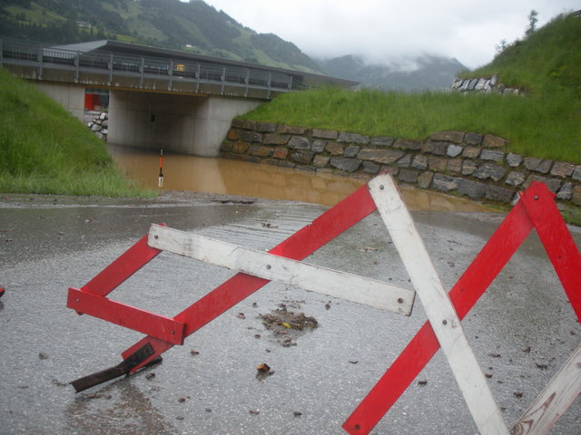 Die Unterführung zum Neubau des Autohauses Pirnbacher in St. Johann steht unter Wasser.