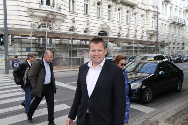 Stolz auf das Pilotprojekt: SP-Politiker Christian Kaizar vor der sensorgesteuerten Ampel auf der Rossauer Lände.
