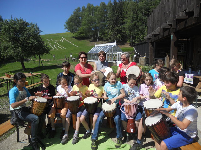 Selbst die Sonne kam neugierig hervor, als die vierte Klasse der VS Neukirchen mit ihrer Lehrerin Waltraud Ranzmaier das Trommeln lernte.