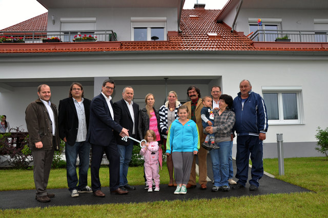 Schlüsselübergabe an die Bewohner durch OSG-Chef Alfred Kollar (3.v.l.) und Bgm. Andreas Grandits (4.v.l.)