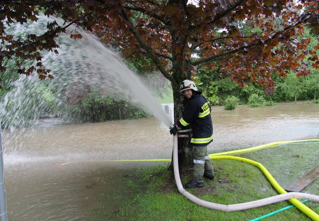 Mittels Tragkraftspritze und Tauchpumpe wurde das Wasser aus der Dachmühle wieder zurück in die ausgeuferte Jaunitz gepumpt. Am Bild ist Hauptbrandmeister Stefan Sollberger.