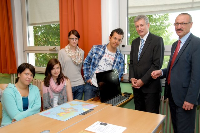 Schüler Tamara Kraft, Maria Sonnleitner, Anna Sonnleitner, Deniz Pekin mit Obmann Dr. Leopold Mayerhofer und Dir. Mag. Roland Senk