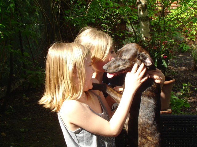 die Nachbarkinder und unser Hund in unserem Garten in der Mantlergasse