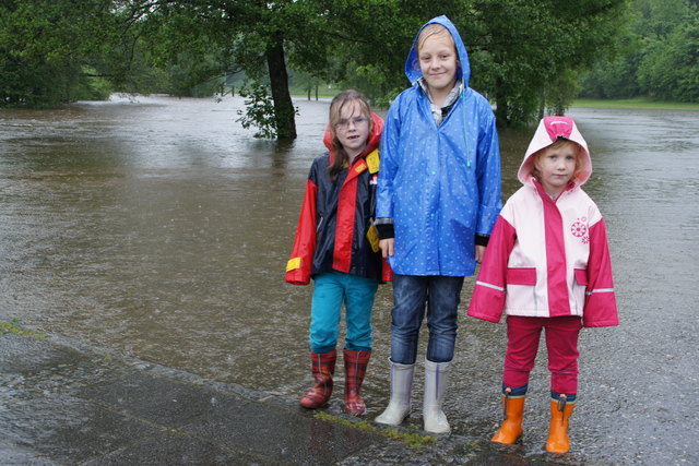 Die Kinderstunten über das viele Wasser  am Hochwasser