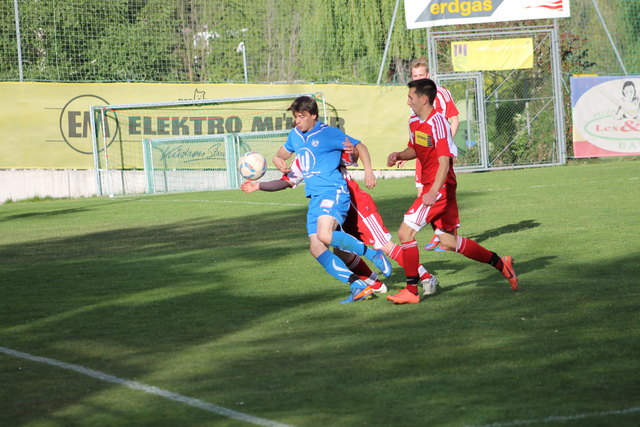 Thomas Schmid (blaues Dress) leitete mit seinem Doppelpack den 3:1- Sieg des SV Landeck ein.