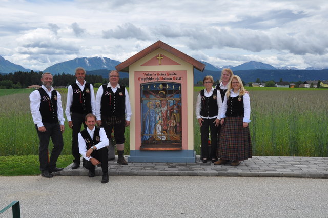 Saniertes Temelkreuz: Andreas Wallmann, Werner Stangl, Manfred Stromberger, Manfred Fikar (vorne), Marianne Garbus, Alexandra Schnögl und Katrin Hajek (v. l.)