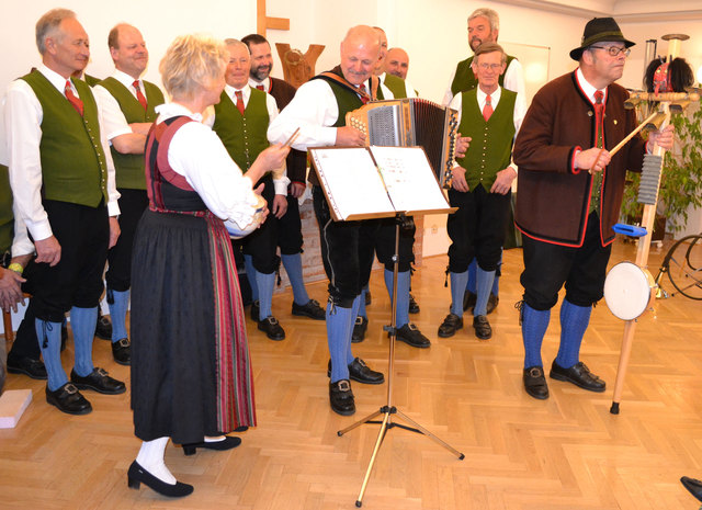 b) Männerchor der SG kamering mit der Kameringer Wixbassmusi