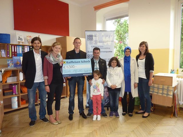 Von li.: Lehrer Stefan Hillbrand, Laura Schubert (3 BHL), Mario Oberndorfer (3 BHL, Projektleiter), Familie mit Zeynep, Lisa Asen (3 BHL).