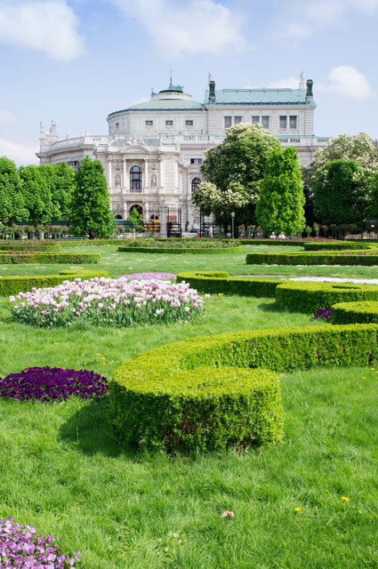 Burgtheater mit Park