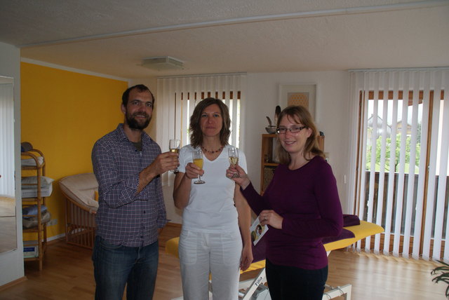 Tina Tröber (mitte) feierte mit ihrem Mann und den Gästen die Eröffnung.