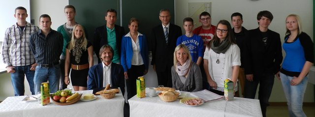Schüler, Lehrer sowie Martin Fichtinger und Monika Prinz (sitzend) beim Unternehmerfrühstück.