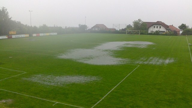 Der Sportplatz Windhaag präsentierte sich am Vortag des Heimspiel in keinem guten Zustand