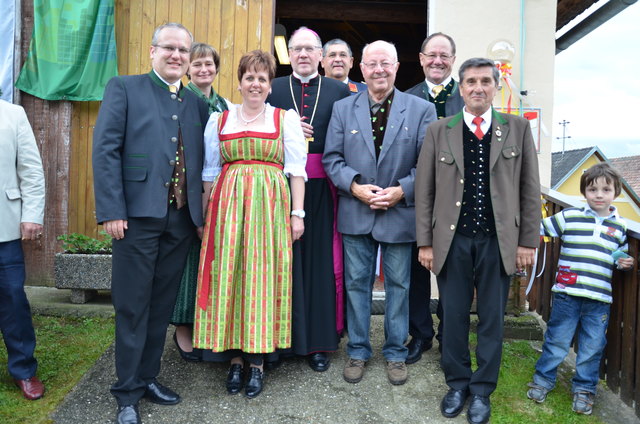 Freude bei Otto & Waltraud Sucher, Sabine Mayer, Bischof Schwarz, FF-Komm. Gottfried Smole, Klaus Schernthaner (Seniorenbund), Wirt Jakob Weidlitsch und PGR-Obm. Michael Glantschnig