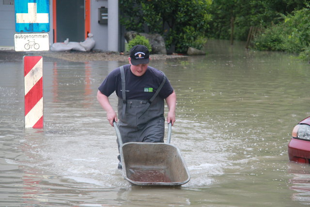 Transport von Sandsäcken durchs Wasser mittels Scheibtruhe. | Foto: FF Luftenberg