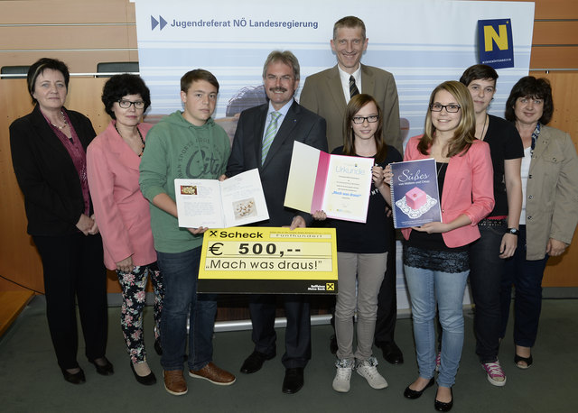 Brigitte Kosteletzky, Margarete Schabl (Projektbetreuerin), Patrick Pernold, Landesrat Karl Wilfing, Direktor Josef Fürst, Nina Höller, Verena Grün, Viktoria Strom (Projektbetreuerin), Helga Laa.