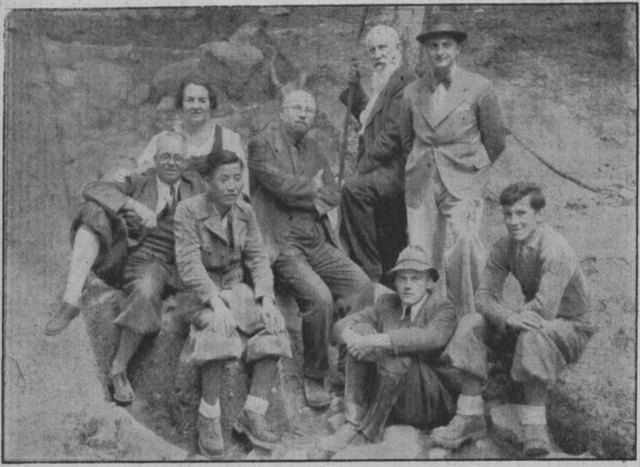 Ausgräber Prof. Dr. Oswald Menghin im Kreise von Forscherkollegen und Mitarbeitern im Jahre 1938 | Foto: K. Paulin