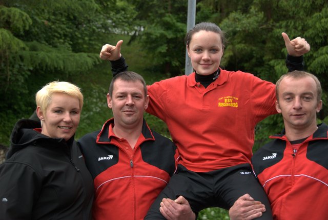 Simone Steiner (2. von re) auf den Schultern ihrer Teamkollegen Helga Glatz, Wolfgang Muhr und Markus Milchrahm ((v. l.).