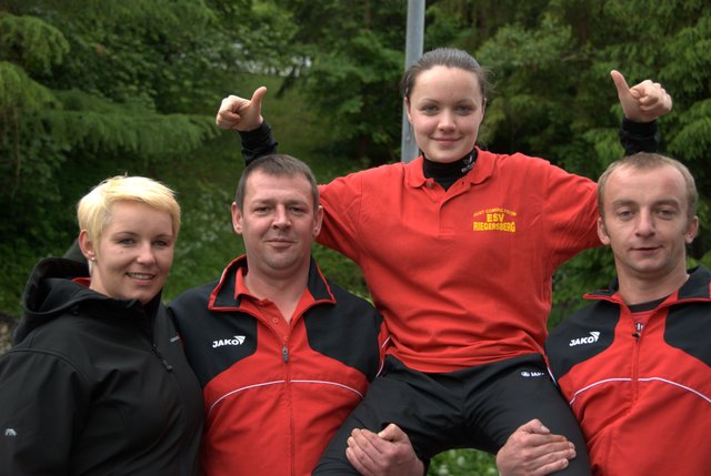 Simone Steiner (2. von re) auf den Schultern ihrer Teamkollegen Helga Glatz, Wolfgang Muhr und Markus Milchrahm ((v. l.). | Foto: KK