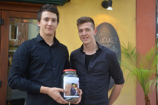 Auch das Savio unterstützt die tolle Aktion: Michael Schürausz und Daniel Weghofer mit dem Spendenglas