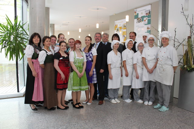 Edith Prillinger, Martina Fellner, Theresa Dungl, Mara Gotschim, Kerstin Gaismayer, Kerstin Mosthammer, Leonie Lester, Silke Semela, LR Karl Wilfing, Dir. Johannes Holzinger, Michaela Schmitzer, Dir. Isabella Zins, Rahela Ghencian, Prim. Harald Rubey, Nathalie Turetschek, Christoph Kraus, Annika Adler und Sabine Stacher. | Foto: Land NÖ