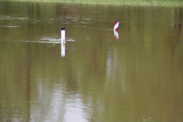 GESPERRT: Die L8250 durch Dorf Rosenau steht unter Wasser!