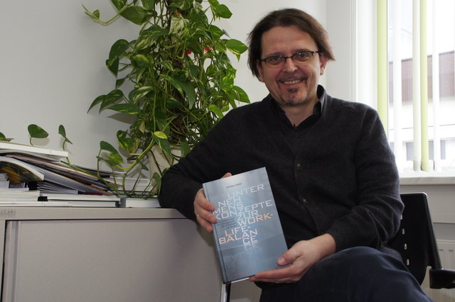 Christian Holzer mit seinem Buch „Unternehmenskonzepte zur Work-Life-Balance“.