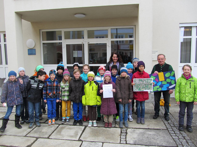 Die Kinder überraschten Bürgermeister Franz Trautendorfer am Gemeindeamt.