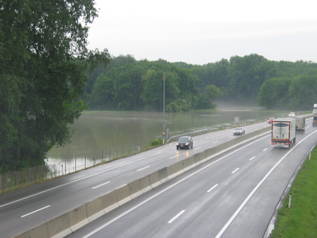 Blick auf die S5 bei Zaina mit überflutenden Feldern. | Foto: Foto: BFKDO Korneuburg