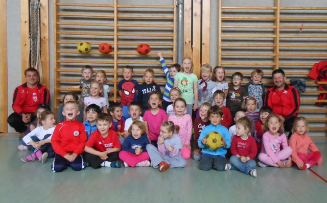 Die Kinder des Kindergartens Straß/Attg. mit den beiden Trainern Markus Durchner (li.) und Helmut Hemetsberger (re.)