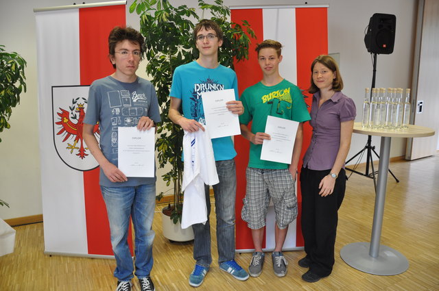 Erfolgreich: Michael Thöni, Dominik Zangerl, Philipp Pflaume mit Chemielehrerin Mag. Martina Hinteregger. | Foto: Kittl