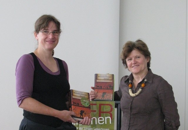 Autorin Rachel van Kooij und Schulbibliothekarin Mag. Rosa Weilner