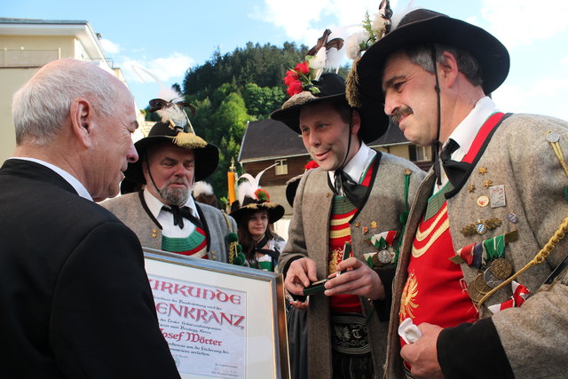 Die Schützenkompanie gratulierte Pfarrer Josef Wörter zu seinem 70. Geburtstag.