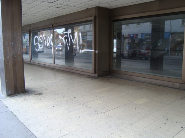 Totalabverkauf, geschlossene und verklebte Geschäfte prägen viele Teile Floridsdorfs.