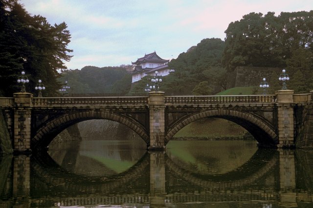 Nijubashi-Brücke in Tokio, im Hintergrund der Kaiserpalast.