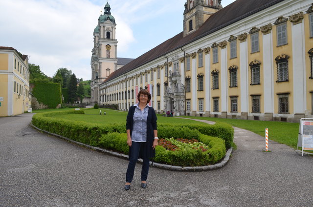 Lions Club Athena Präsidentin Dr. Waltraud Einwagner lädt zum Sommerfest ins Stift St. Florian