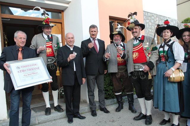 Vizebürgermeister Hans Mittner, Schützenobmann Hermann Thumer, Jubilar Pfarrer Josef Wörter, Schützenhauptmann Alois Haberl, Ehrenobmann Konrad Kirchmair und Marketenderinnen.